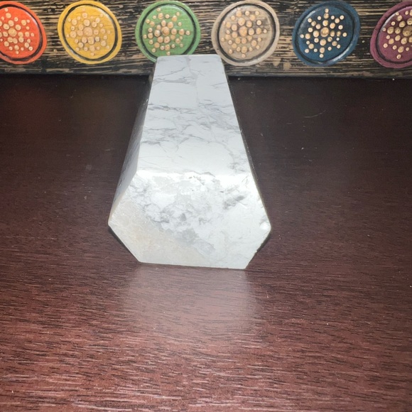 Large White Howlite Crystal Tower. - Picture 4 of 5